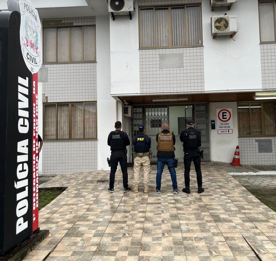 Polícia Civil e PRF deflagram operação “Grau Zero” em investigação a crimes de racha, organização criminosa e lavagem de dinheiro na Grande Florianópolis