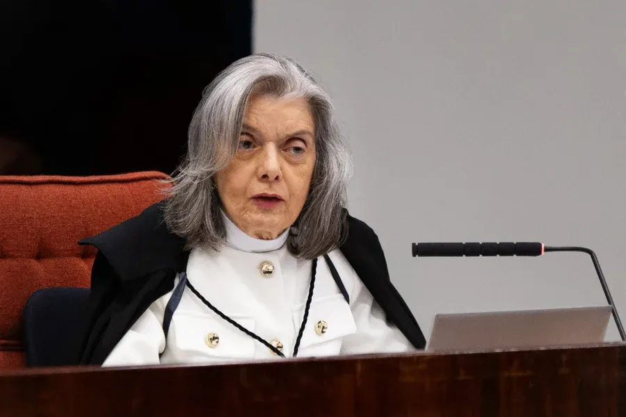 Destino de políticos condenados está nas mãos de Cármen Lúcia