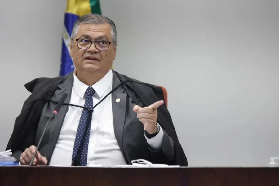 Dino relata que funcionária de empresa aérea quis matá-lo e faz pedido
