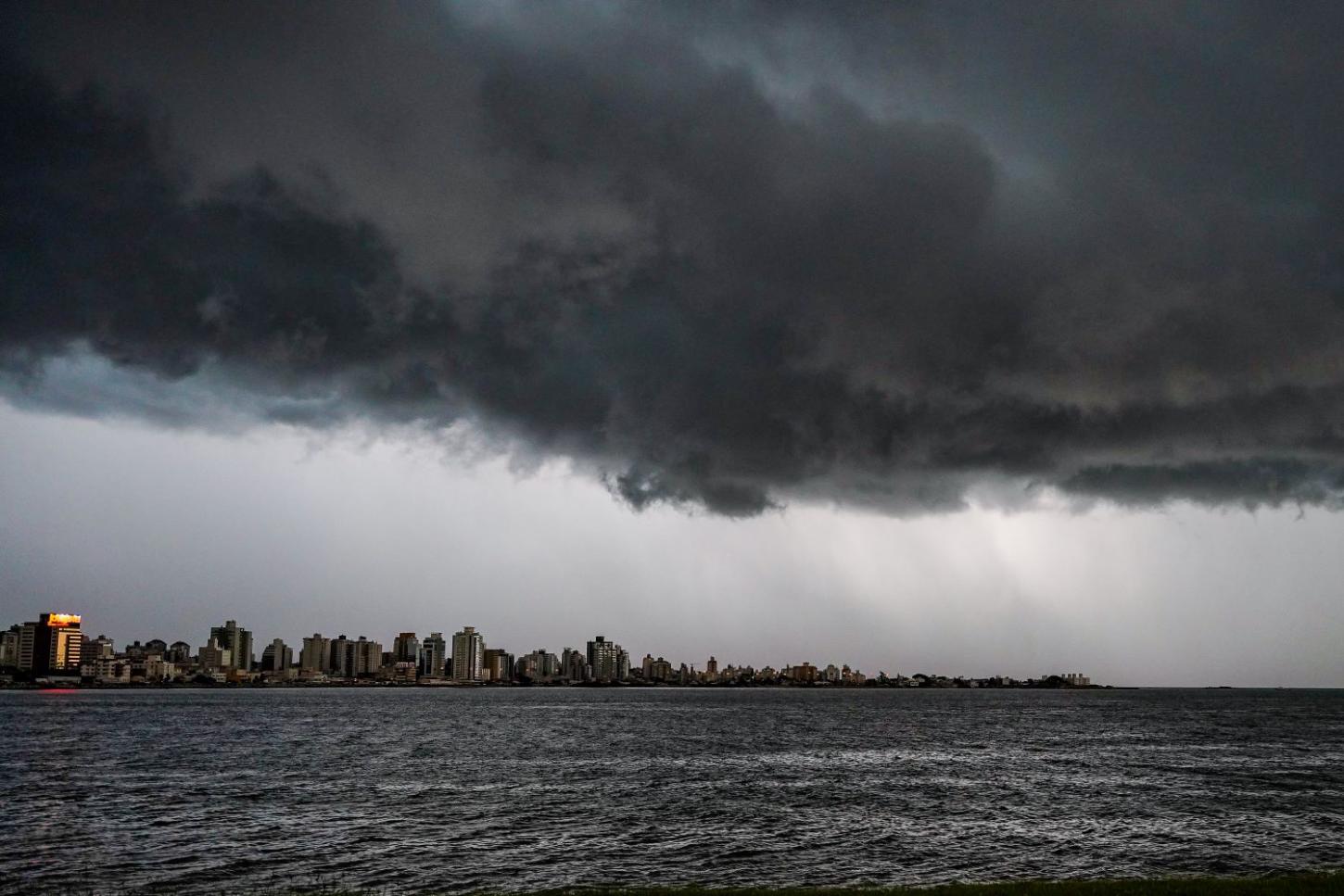 Frio intenso, mar agitado e temporais marcam a semana em Santa Catarina