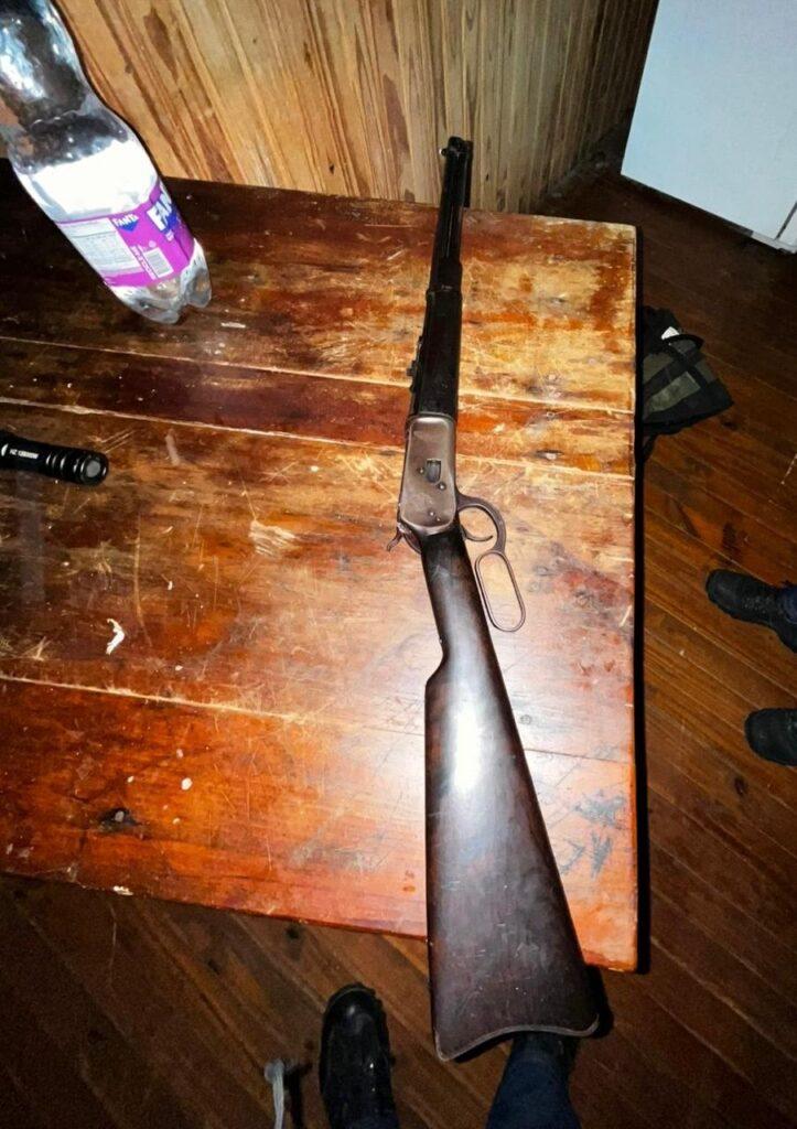 Polícia Civil prende dois homens e apreende arma de fogo em operação em Águas de Chapecó