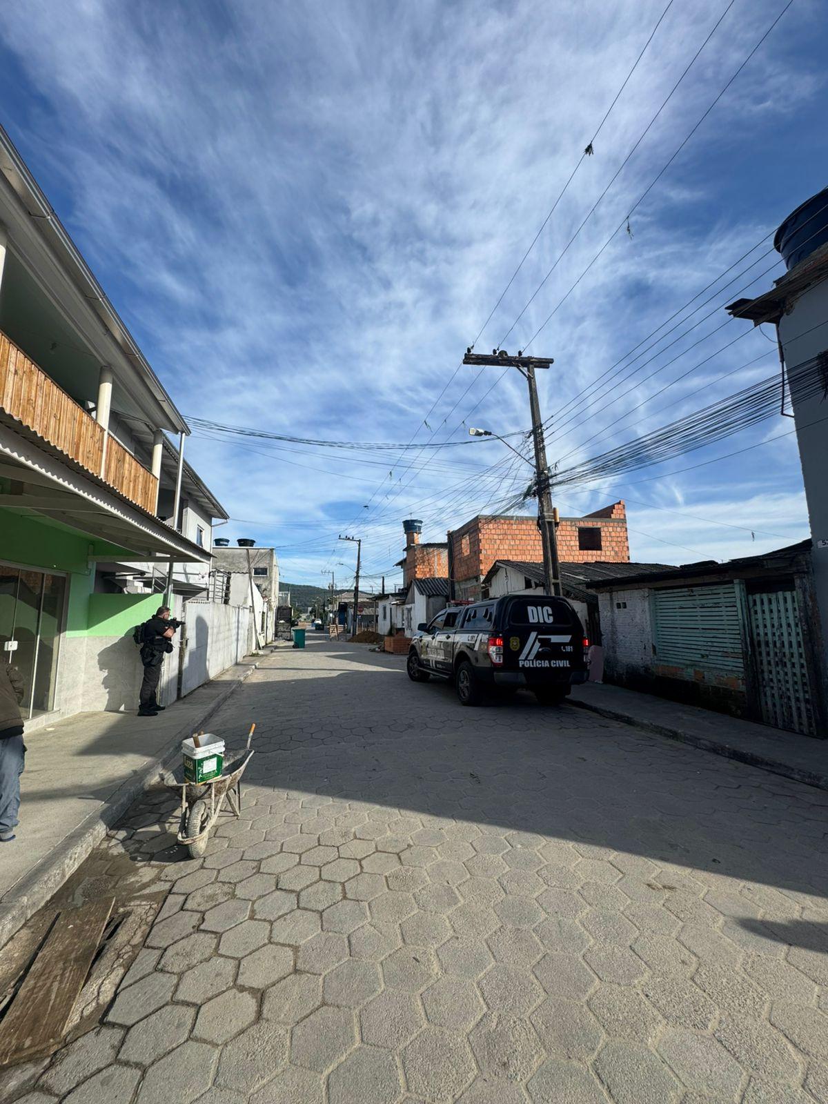 Polícia Civil realiza buscas em investigação a homicídio em Palhoça