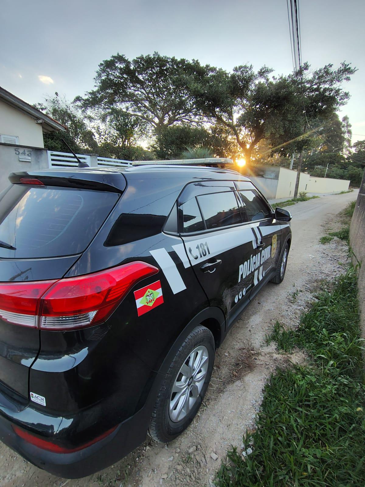Polícia Civil realiza perseguição e cumpre mandado de prisão em Laguna