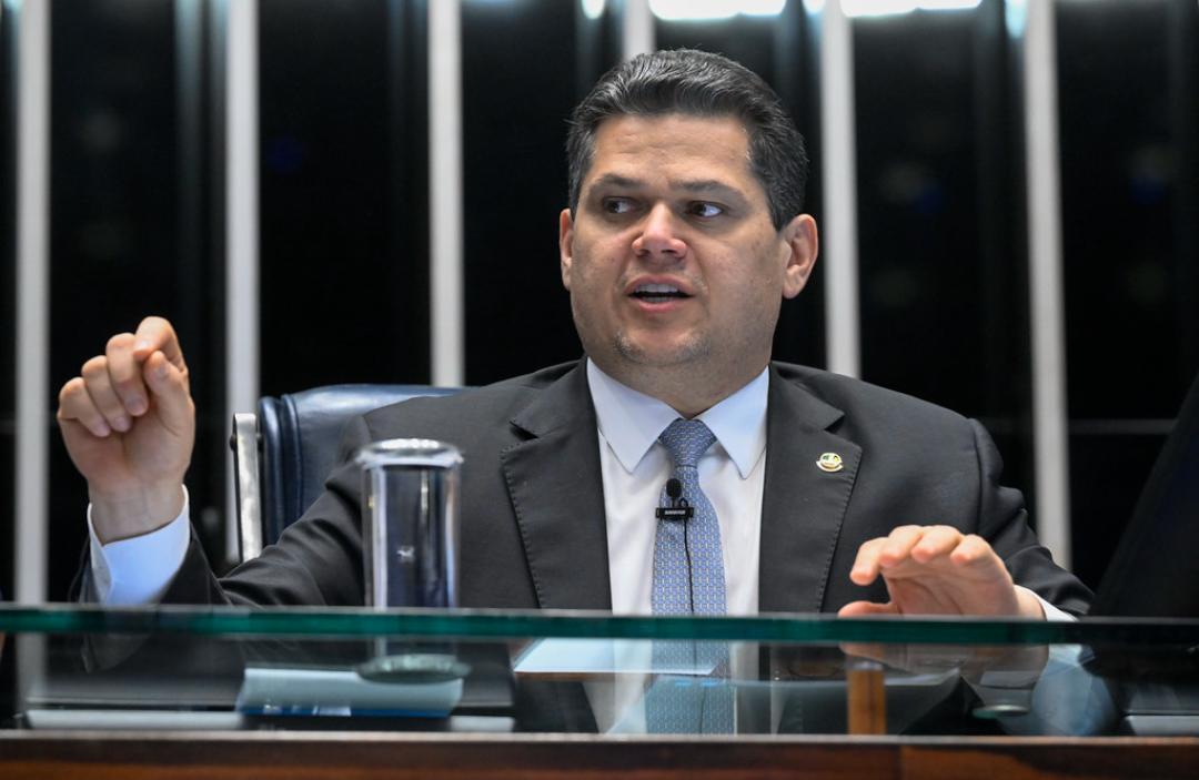 Alcolumbre descarta votação imediata da PEC 6×1 no Senado