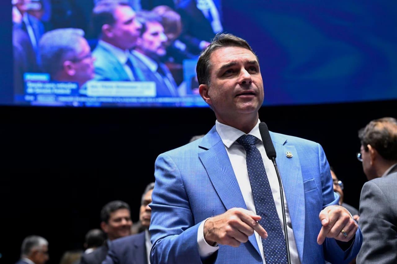 Flávio lança plano de segurança com redução da maioridade penal