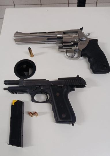 Homem que invadiu casa de ex-esposa é preso em flagrante com armas de uso restrito em Joinville