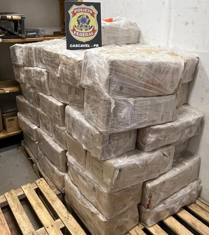 PF prende motorista com 1,6 tonelada de drogas em carreta de cimento no Paraná
