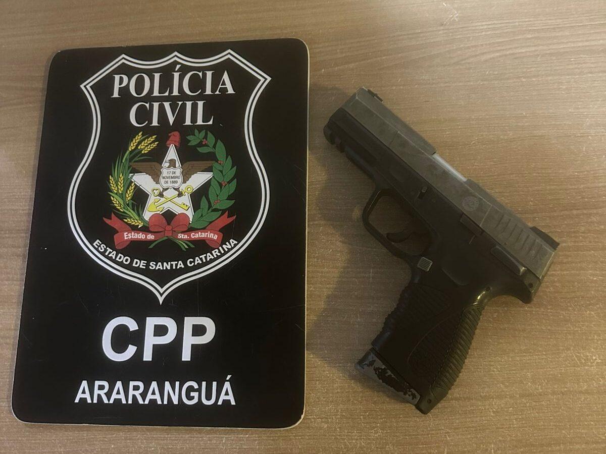 Polícia Civil cumpre mandado e apreende réplica de arma usada para violência doméstica