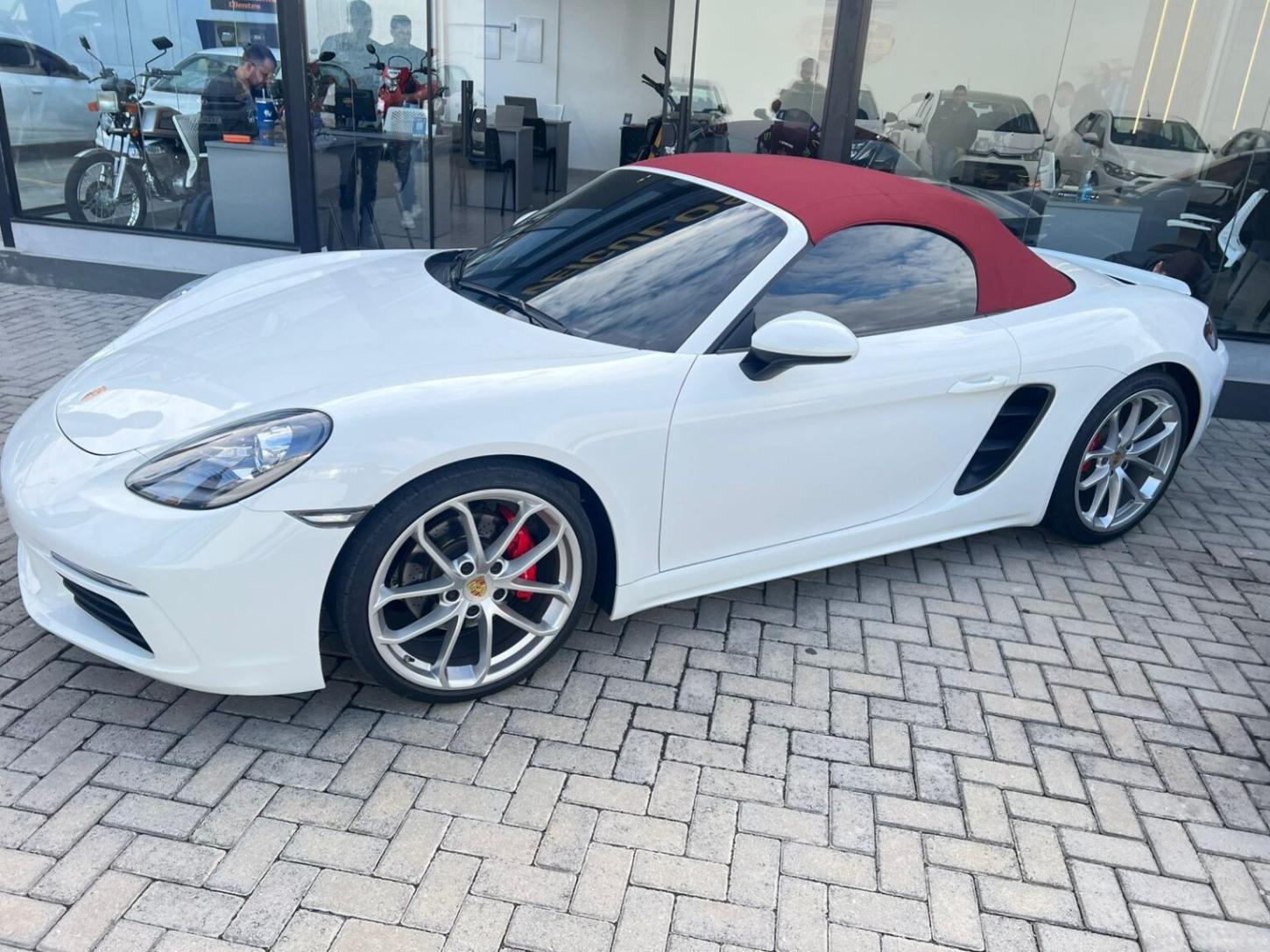 Polícia Civil cumpre mandado e recupera Porsche vinculado a investigação de organização criminosa