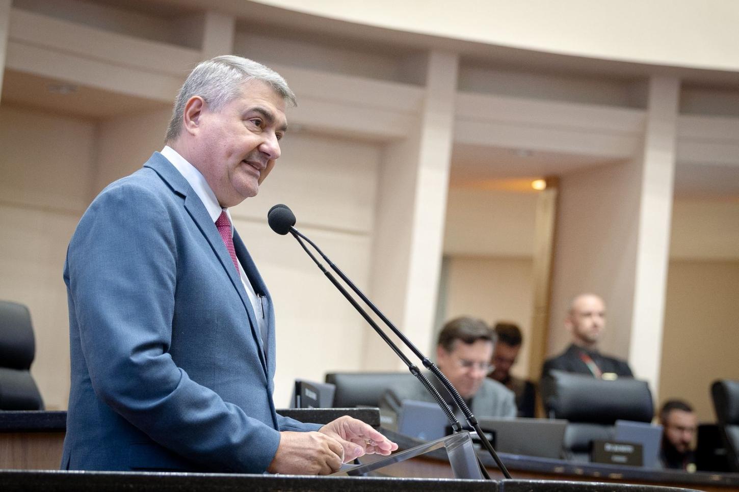 TSE arquiva ação contra deputado que colou adesivo de Flávio em carro