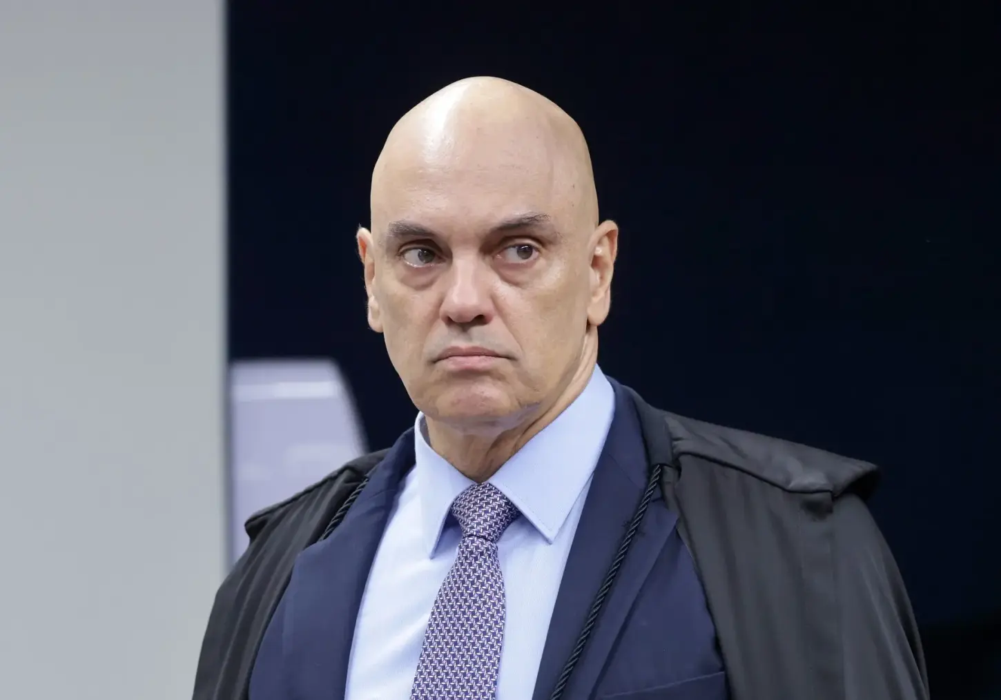 Ações contra Flávio Bolsonaro e dosimetria recolocam Moraes na mira da Lei Magnitsky