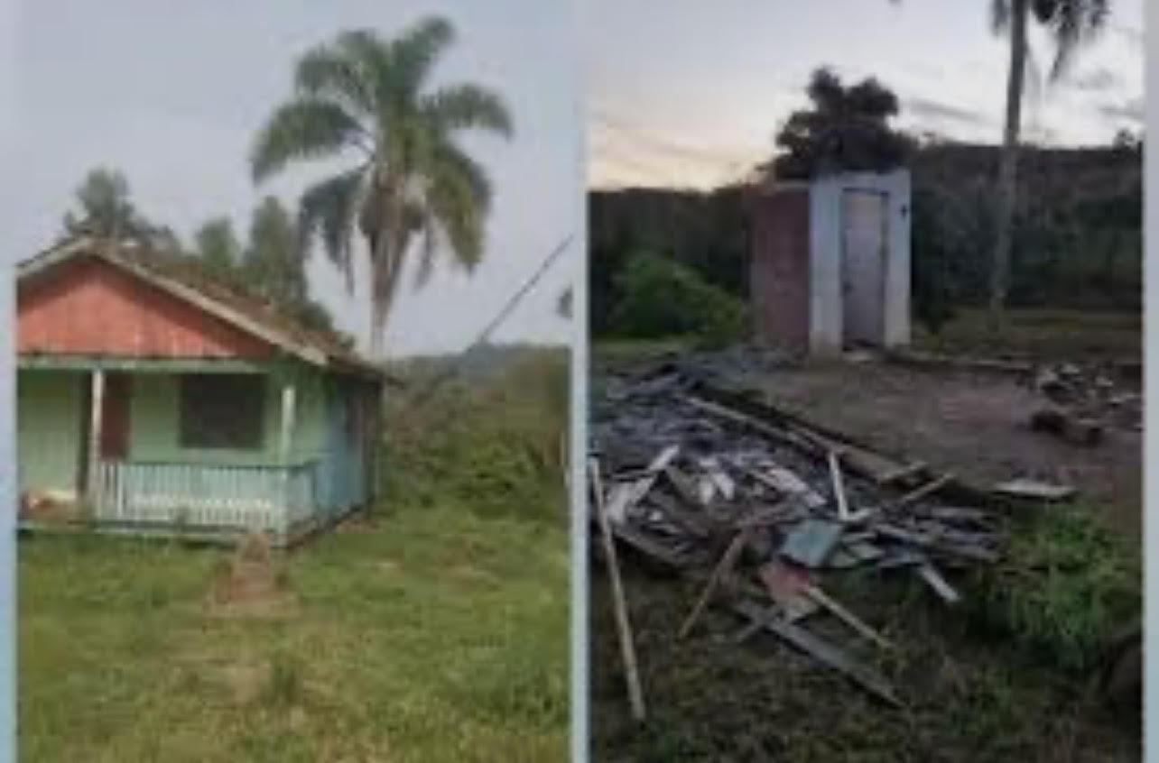 Criminosos desmontam e furtam casa de madeira e deixam apenas o banheiro em SC
