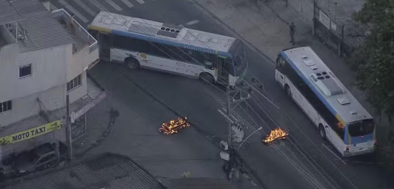 Criminosos tomam ônibus e usam como barricadas em Costa Barros; 19 escolas fecham
