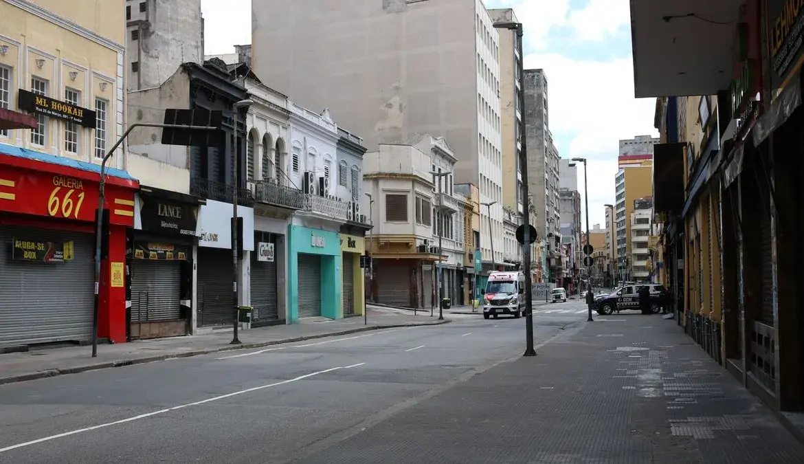 Empresários tentam se reinventar para evitar fim das lojas físicas