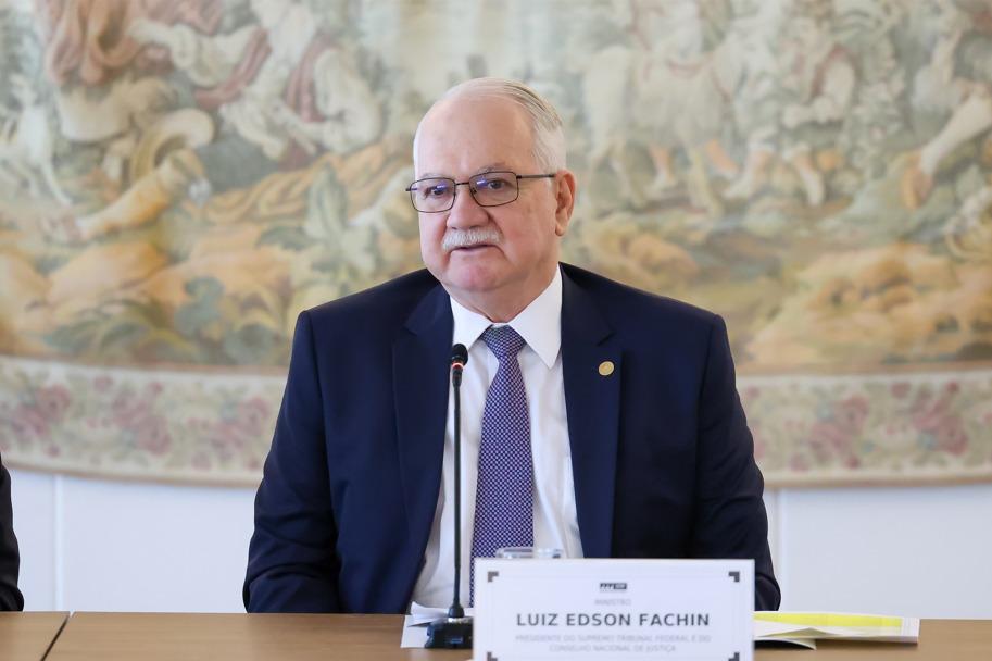 Fachin manda recado e cobra fidelidade absoluta à Constituição