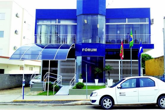 Homem acusado de tentar matar a companheira a facadas na frente do filho de seis anos será julgado hoje