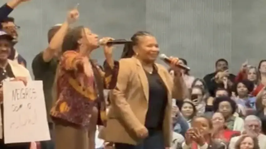 Ministras cantam jingles pró-Lula em ato do PT com funcionários públicos