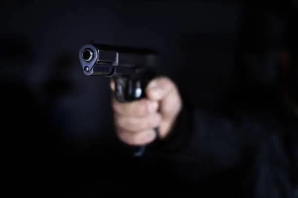 Polícia Civil cumpre mandados de busca e apreensão e apreende armas de fogo e munições em Penha