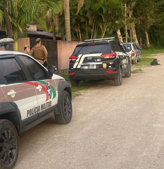 Polícia Civil e Polícia Militar deflagram operação integrada para cumprimento de mandados relacionados a roubo no bairro Itaguaçu