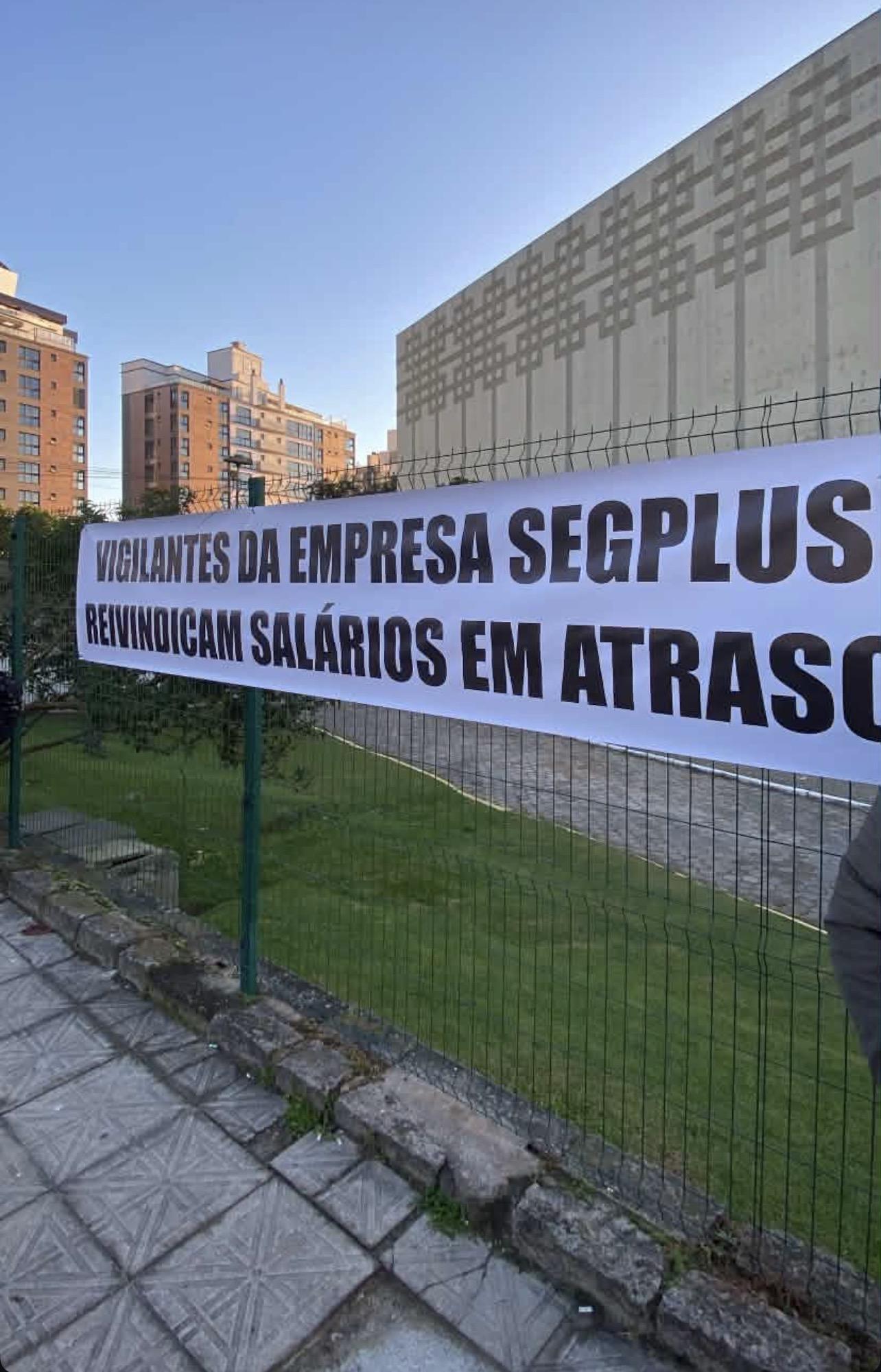 Faixa de protesto na Unidade Prisional da Agronômica