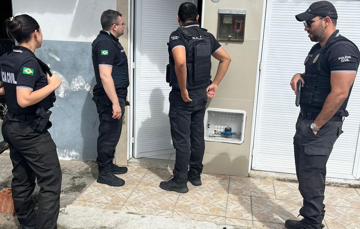 Policiais em ação na falsa central de banco