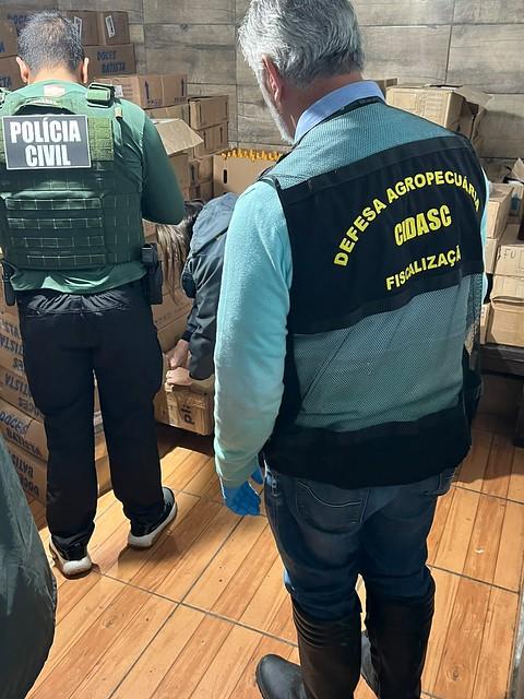 Policial e Agente da Cidasc em ação