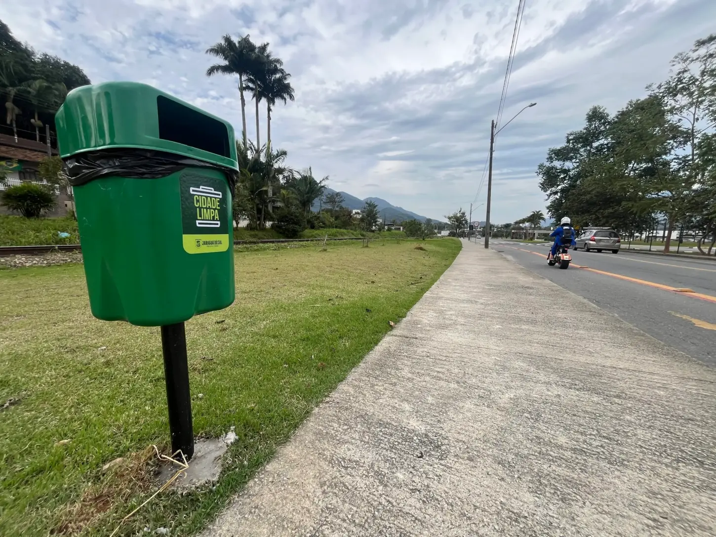 Prefeitura repõe lixeiras danificadas por vândalos