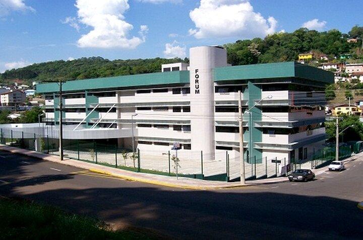 Quatro réus são condenados por tentativa de homicídio qualificado contra pai e por homicídio qualificado contra filho