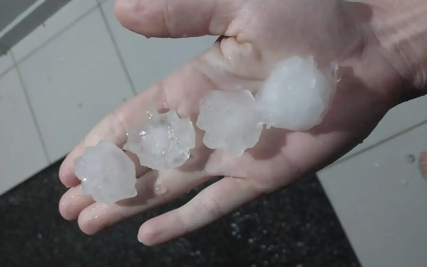 Temporal com granizo atinge Jaraguá do Sul e causa transtornos