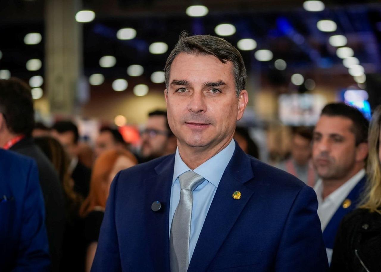 Falsa filiação de Flávio Bolsonaro expõe vulnerabilidade no sistema da Justiça Eleitoral