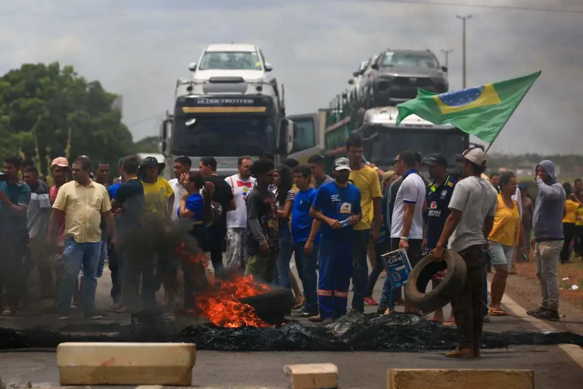 Lula veta anistia a caminhoneiros que bloquearam rodovias