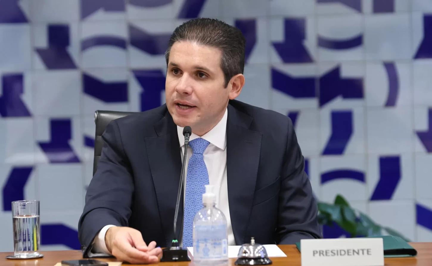 Motta tenta apoio do PT para se manter no cargo