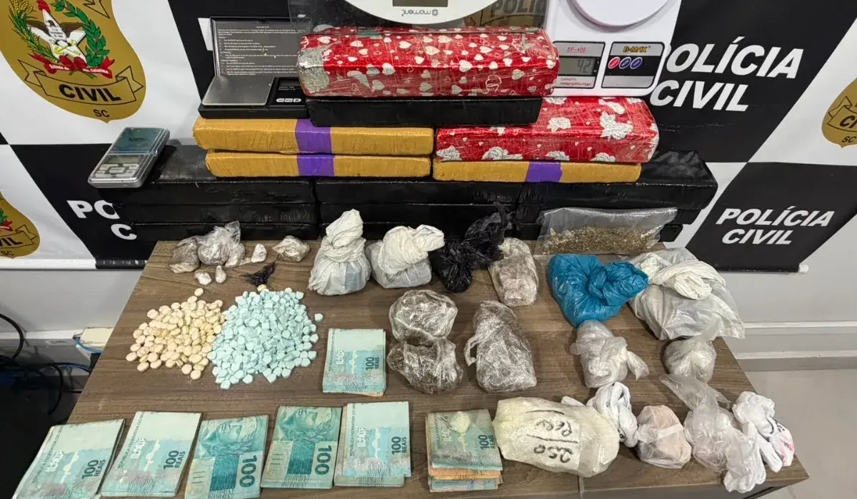 Polícia Civil prende dois masculinos em flagrante e apreende quase 13 quilos de drogas e mais de R$7 mil em dinheiro em Operação de Combate ao Tráfico