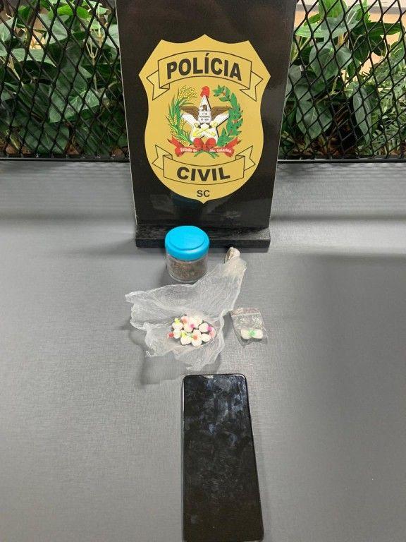 Polícia Civil realiza operação e apreende drogas durante investigação de tentativa de homicídio em Brusque