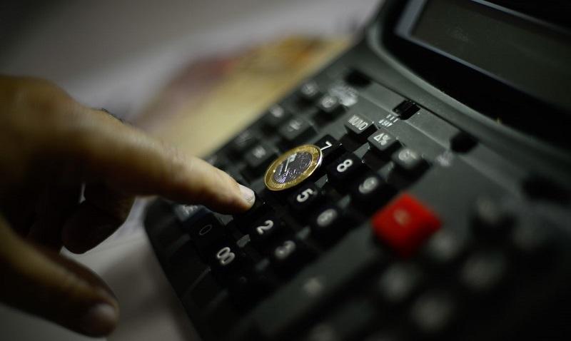 Confiança empresarial recua pelo 2° mês e acende alerta para atividade