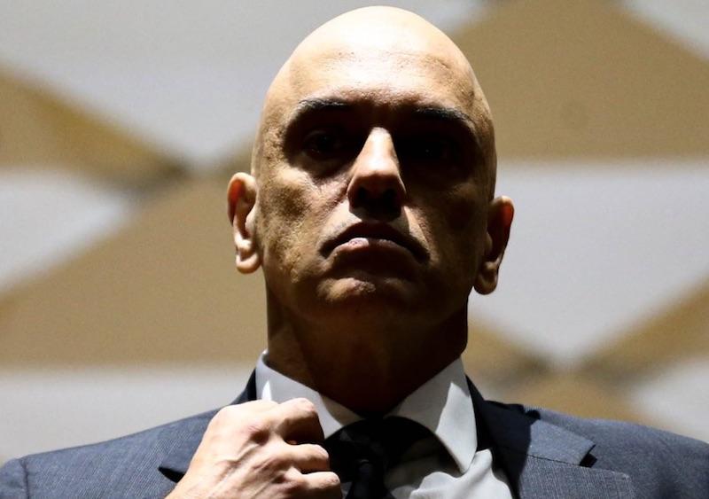 Editorial da ‘Folha’ critica promiscuidade entre ‘o juiz e o mafioso’ e pede renúncia Moraes