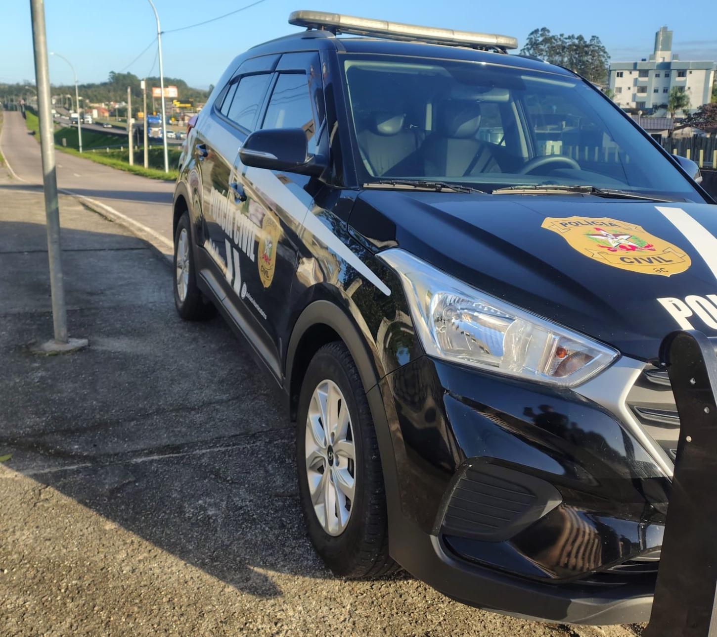 Operação da DIC de Laguna prende homens por tráfico de drogas no bairro Portinho