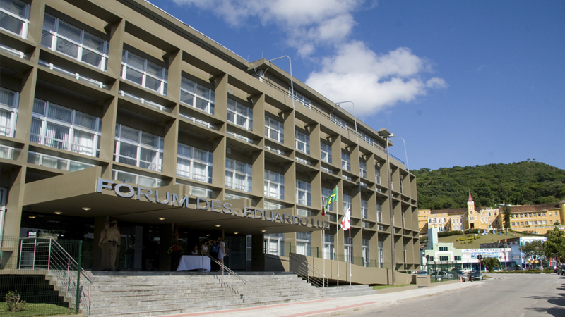 Padrasto é condenado a 44 anos de prisão por tortura e morte de criança em Florianópolis