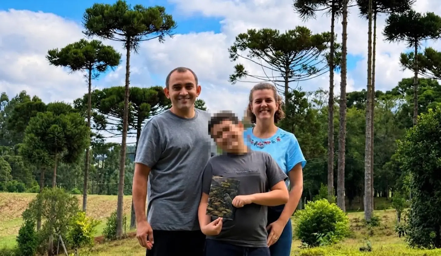 Pais que fazem homeschooling podem perder guarda do filho após ordem de matrícula