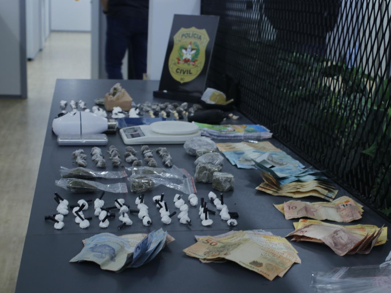 Polícia Civil apreende drogas, dinheiro e equipamentos utilizados no tráfico durante inteligência em Brusque