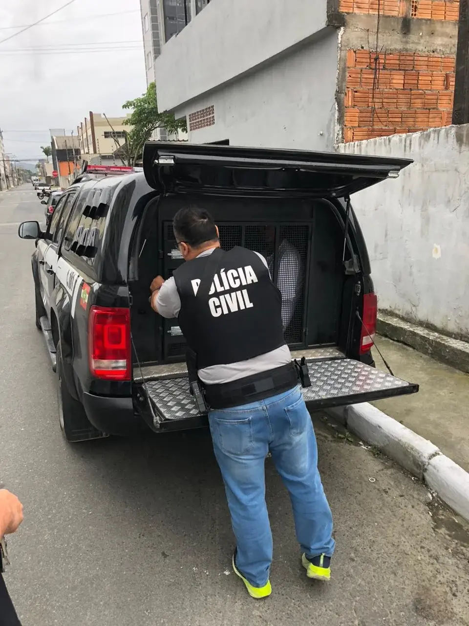 Polícia Civil cumpre mandado de prisão preventiva contra homem pelo crime de estupro em Blumenau.