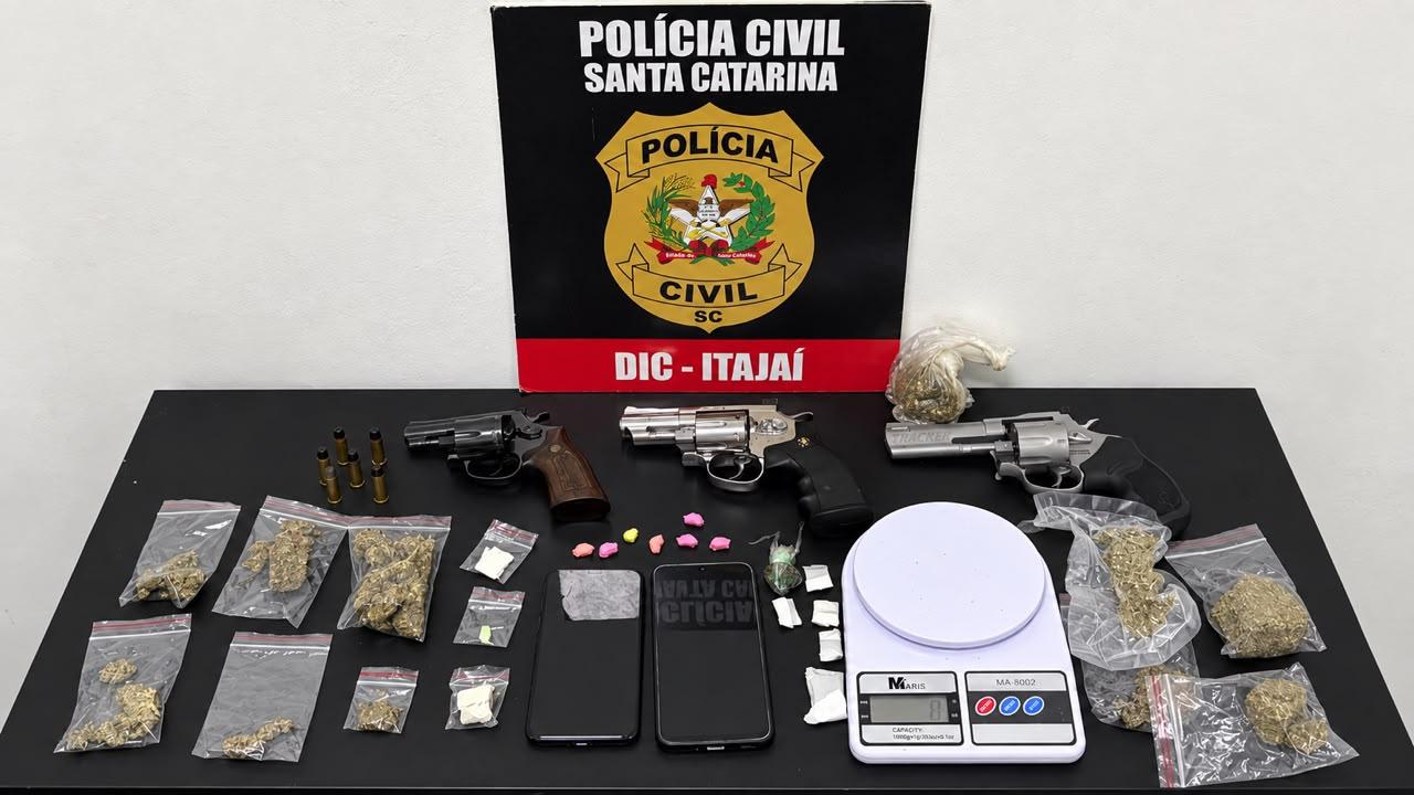 Polícia Civil prende dois homens durante operação de combate ao tráfico de drogas em Itajaí