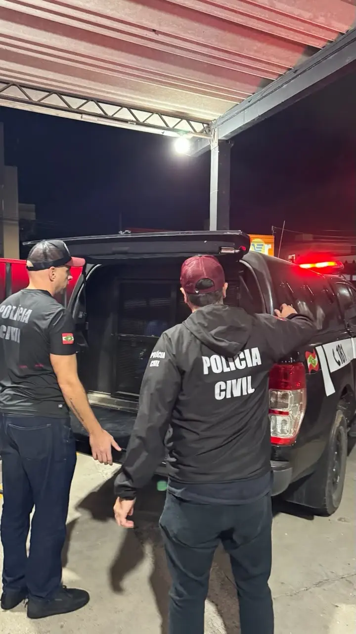 Polícia Civil prende dois homens por roubo com uso de faca em Criciúma 