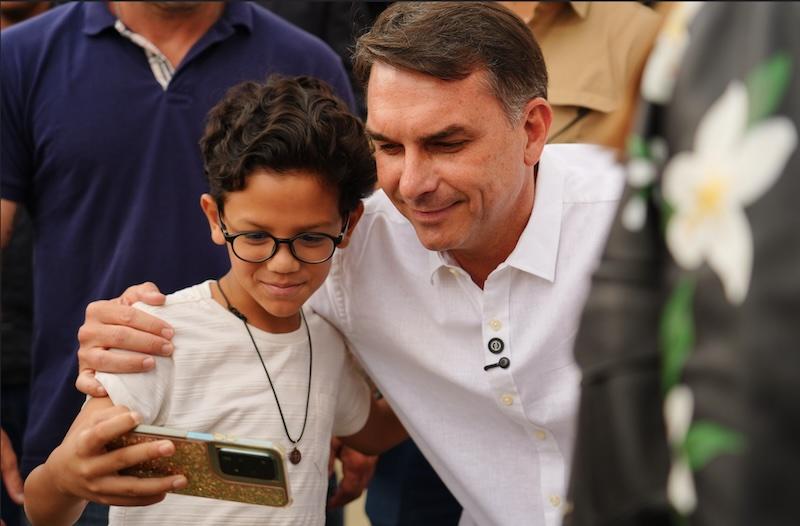 Flávio acha que ‘El Salvador é pouco’ diante do que pretende contra o crime organizado