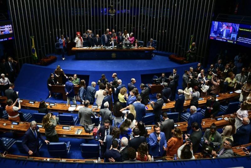 Flávio vota favorável e Senado aprova PEC do fim da escala 6×1 a onze dias da eleição