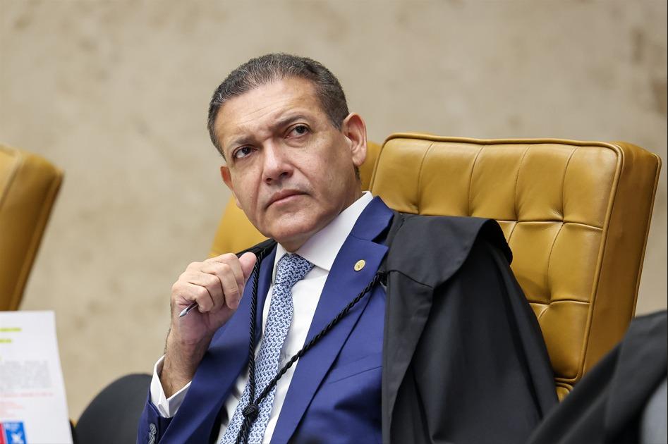 Nunes Marques dá prazo para PGR opinar sobre revisão da condenação de Bolsonaro
