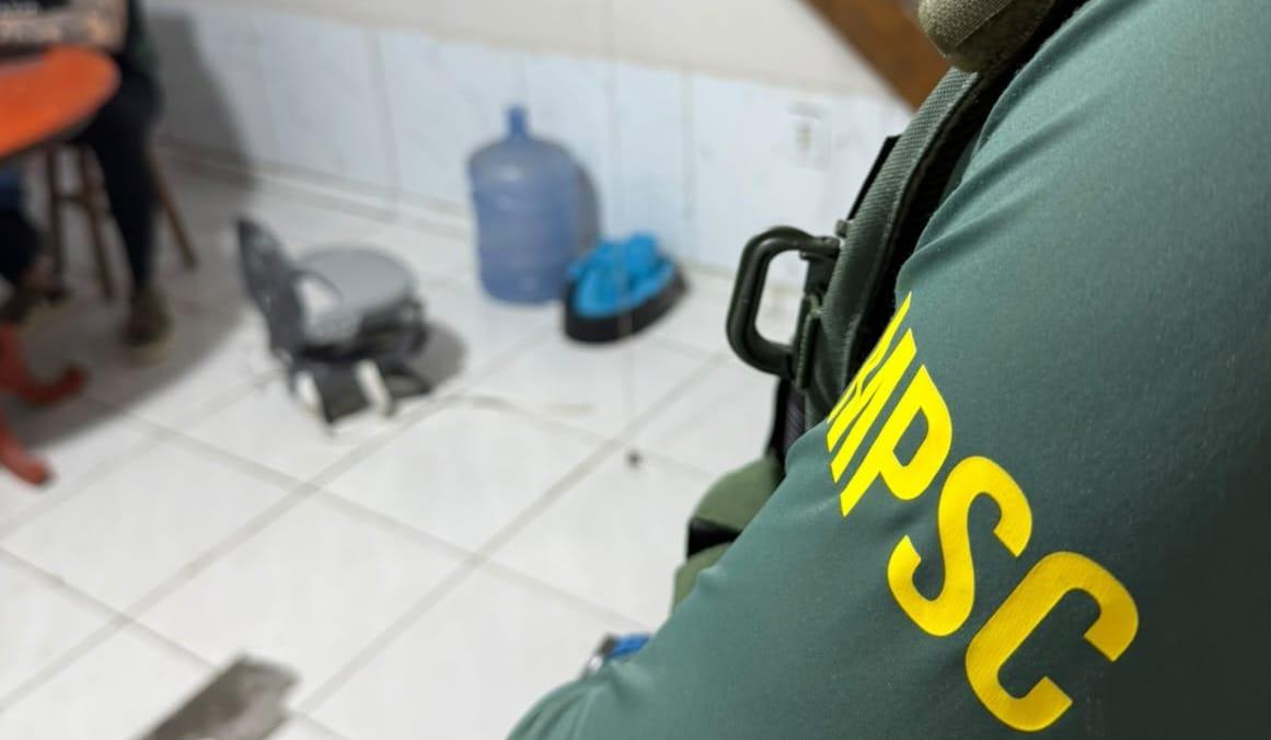 Operação “Horizonte de Luz” cumpre mandado em Florianópolis durante investigação contendo material de abuso sexual infantil