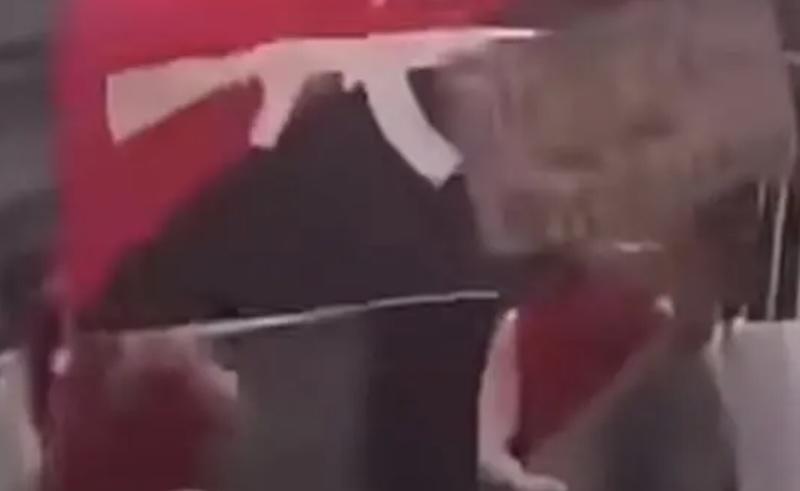 PCC ou luta armada? Bandeira com fuzil no ato de Lula em São Paulo causa polêmica