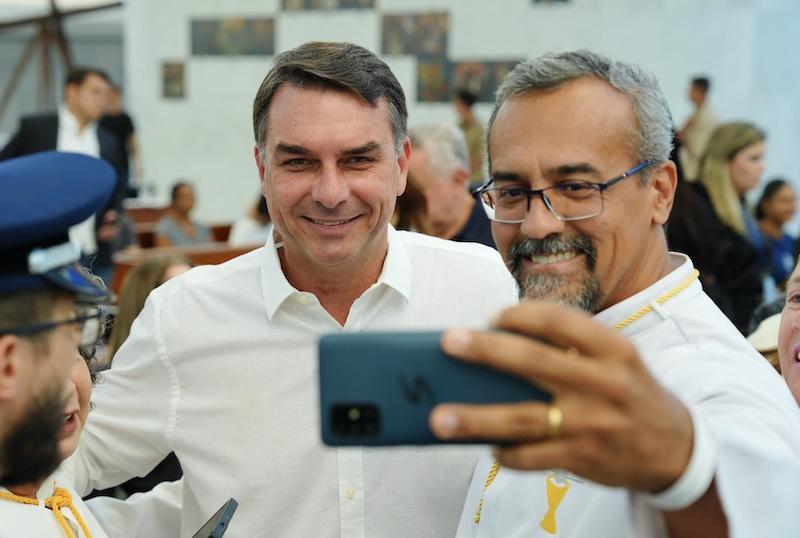 Pesquisa mostra que 59% dos eleitores apostam na vitória de Flávio e 36% na de Lula