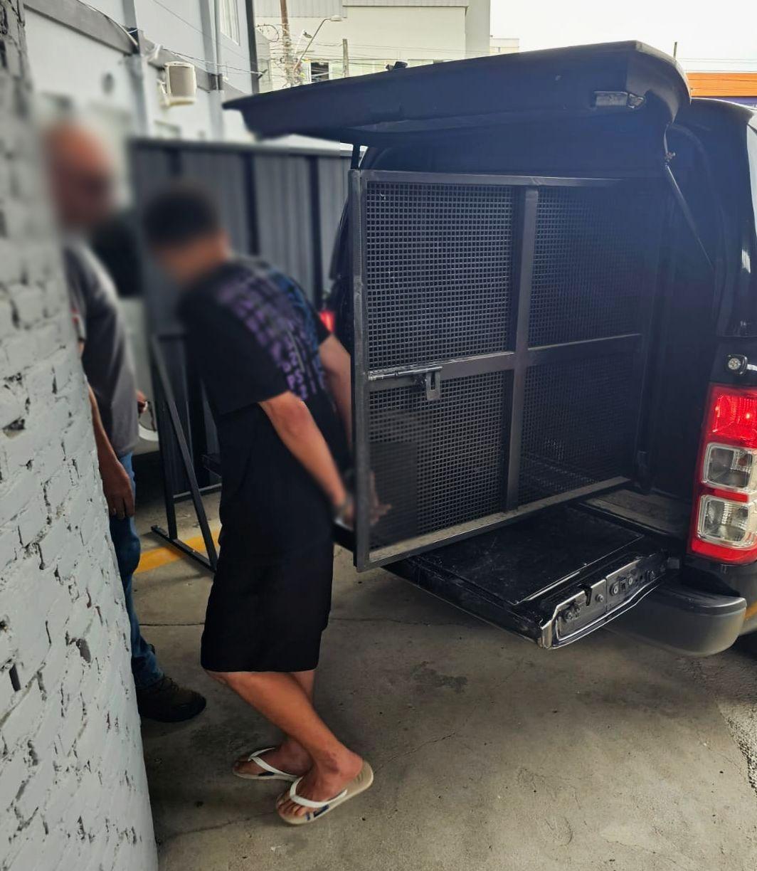 Polícia Civil prende dois suspeitos e esclarece roubo à mão armada em estabelecimento comercial de Criciúma